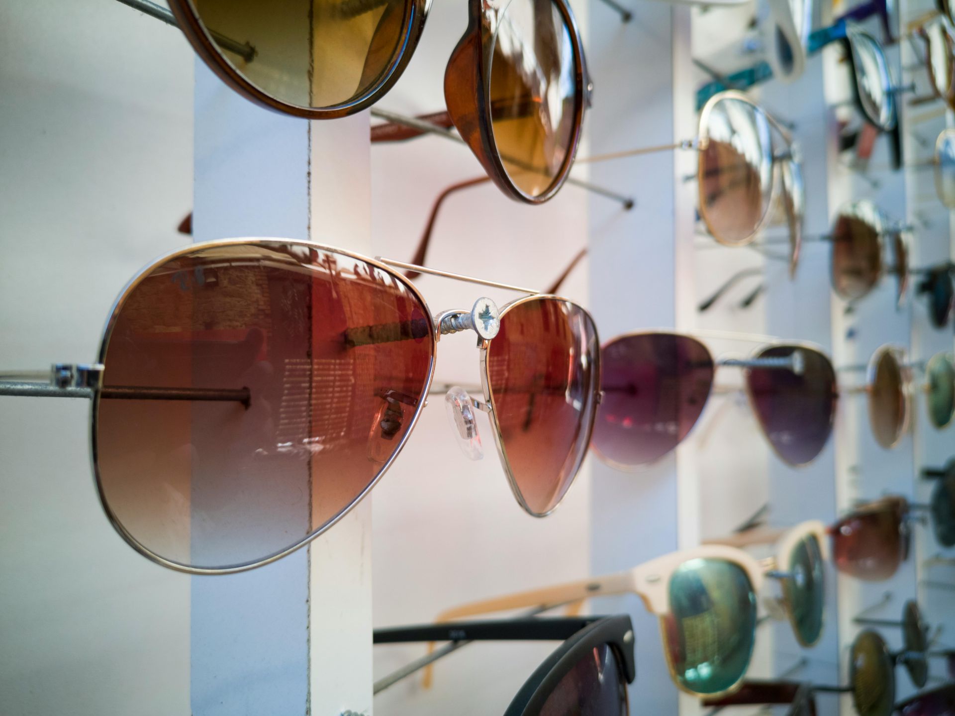 guide to pairing sunglasses with any outfit
